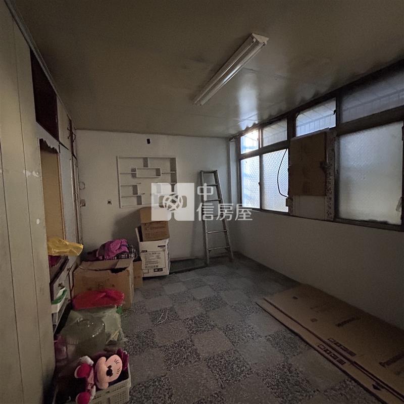 近體育園區正中山東路透天房屋室內格局與周邊環境