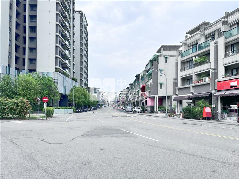 新平國小旁臨路溫馨別墅房屋室內格局與周邊環境