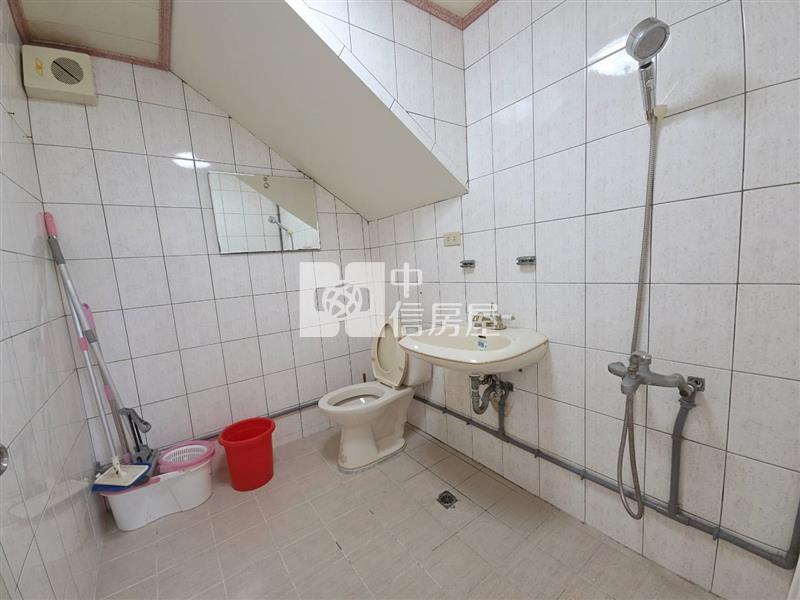 新屋國中小學.近66.好市多.室內車庫6房美透天房屋室內格局與周邊環境