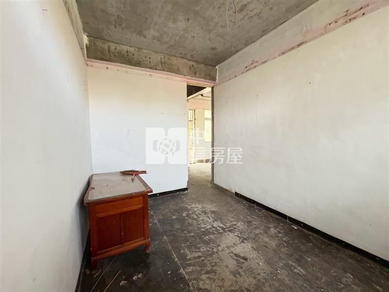 石管局邊間透天房屋室內格局與周邊環境