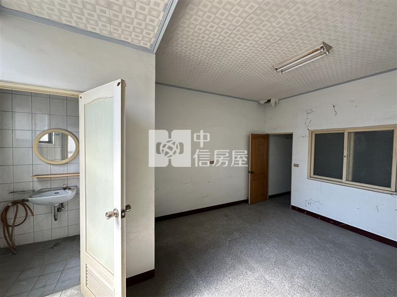 仁德中正路需整修店住房屋室內格局與周邊環境