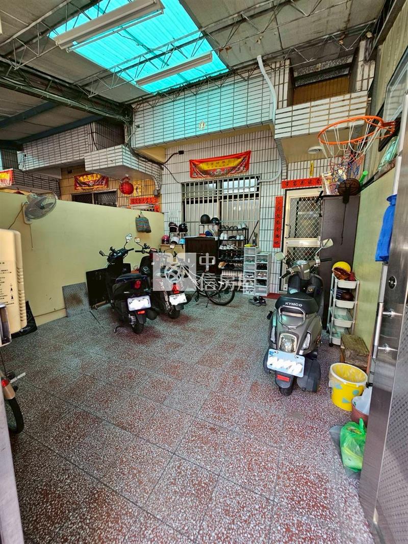 成功商圈臨路前院停車美透天房屋室內格局與周邊環境