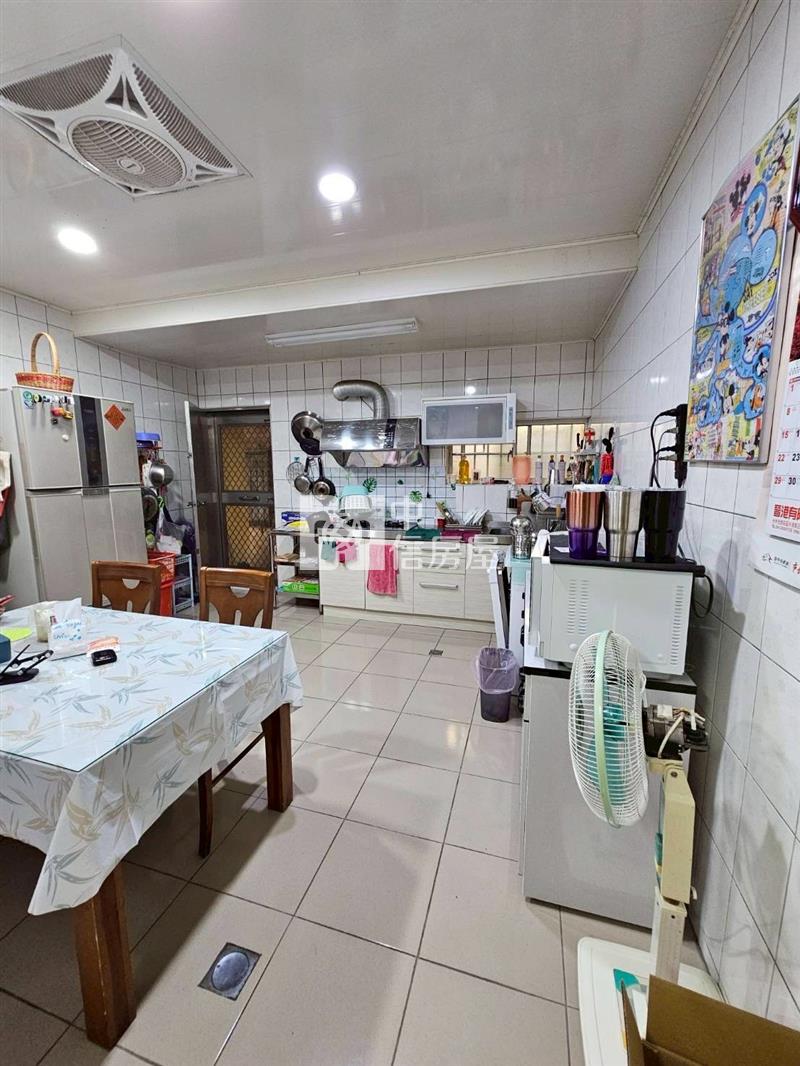 成功商圈臨路前院停車美透天房屋室內格局與周邊環境