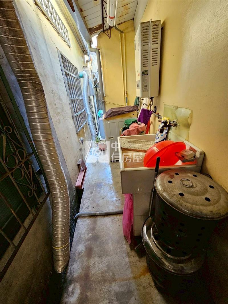 成功商圈臨路前院停車美透天房屋室內格局與周邊環境