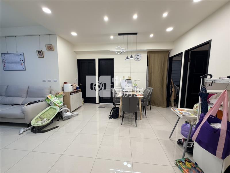 龍潭近山仔頂商圈屋齡新三房平車房屋室內格局與周邊環境