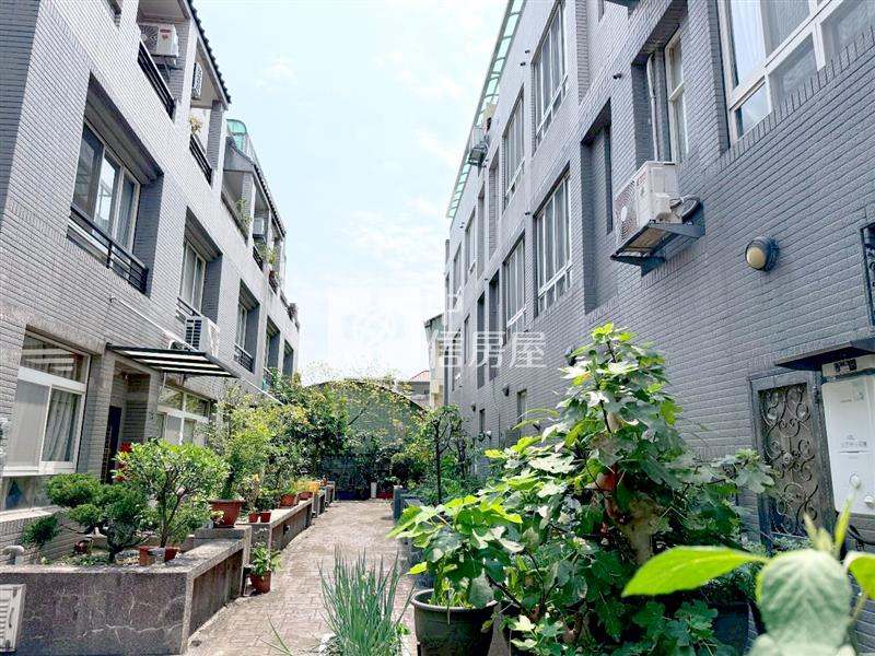 東區綠園道旁透天別墅房屋室內格局與周邊環境
