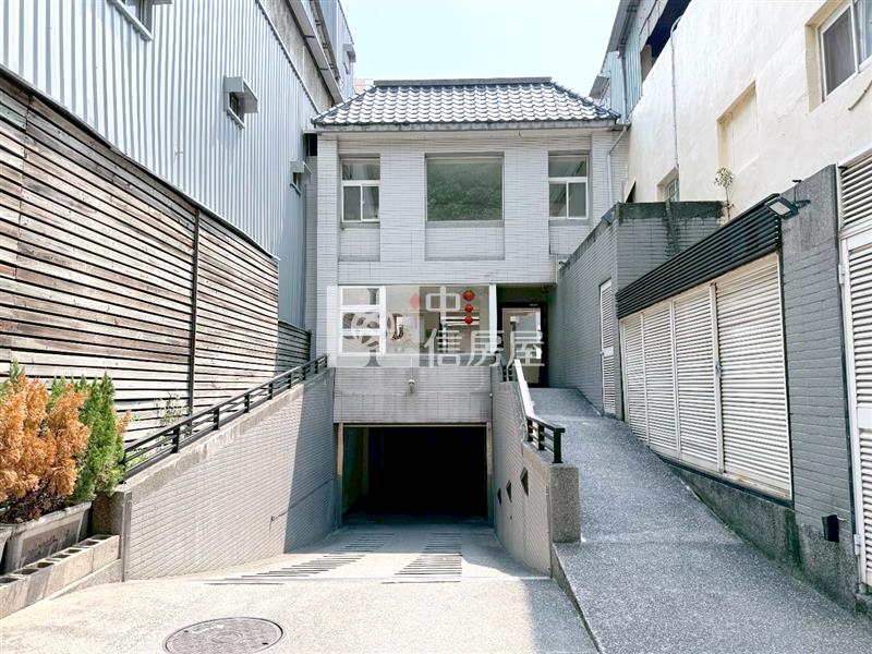 東區綠園道旁透天別墅房屋室內格局與周邊環境