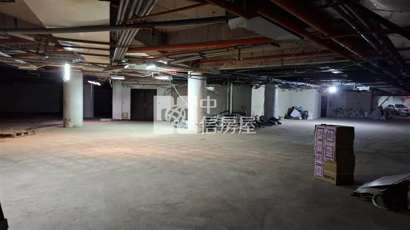 曼哈頓社區地下一樓合法大商場房屋室內格局與周邊環境