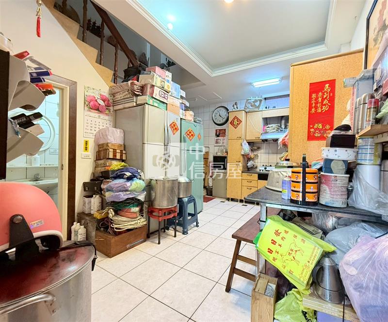 修平科大透天門前停車房屋室內格局與周邊環境
