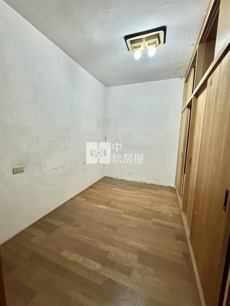 龍岡大操場.忠貞國小.大面寬.活巷方正透天房屋室內格局與周邊環境