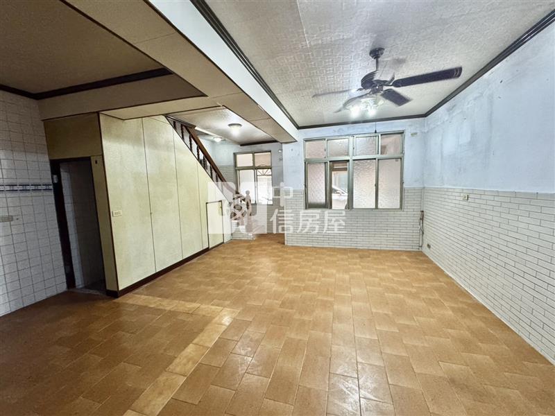 龍岡大操場.忠貞國小.大面寬.活巷方正透天房屋室內格局與周邊環境