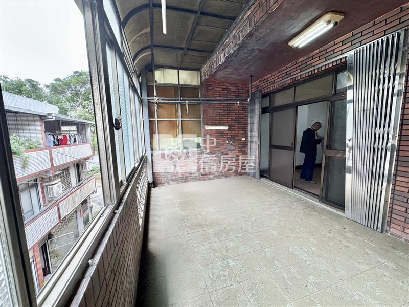 龍岡大操場.忠貞國小.大面寬.活巷方正透天房屋室內格局與周邊環境