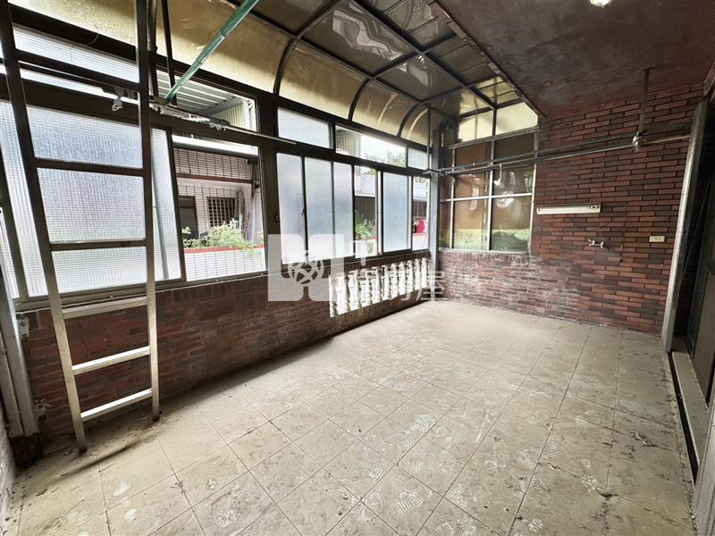 龍岡大操場.忠貞國小.大面寬.活巷方正透天房屋室內格局與周邊環境