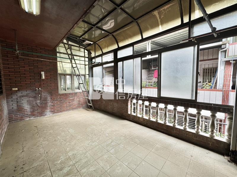 龍岡大操場.忠貞國小.大面寬.活巷方正透天房屋室內格局與周邊環境