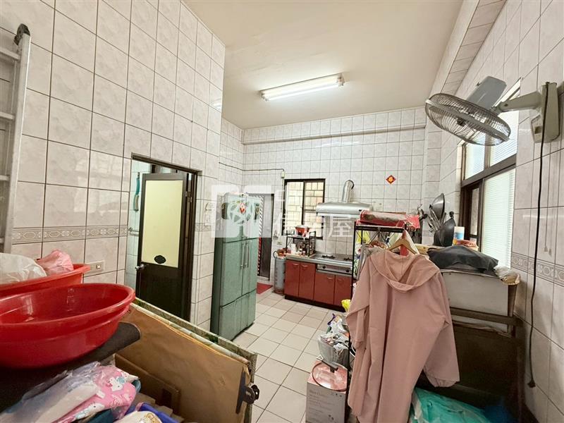 東區邊間臨路透店房屋室內格局與周邊環境