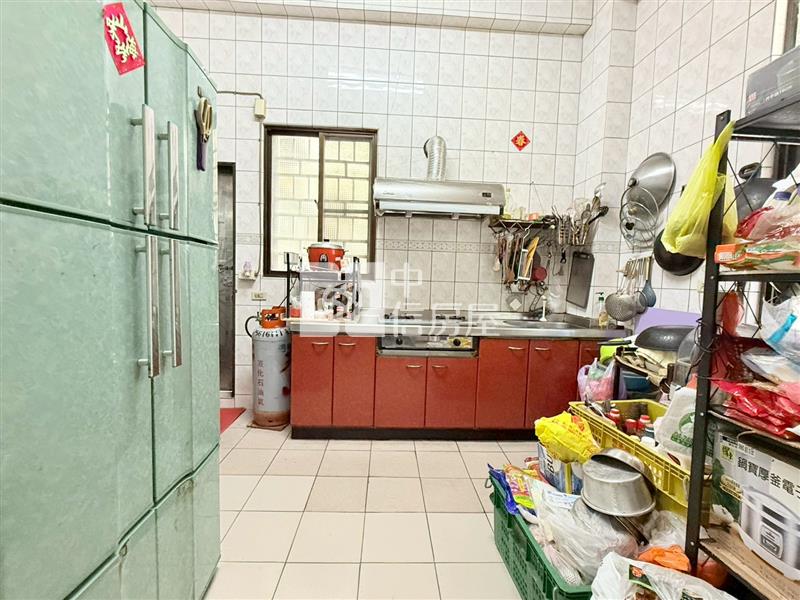 東區邊間臨路透店房屋室內格局與周邊環境