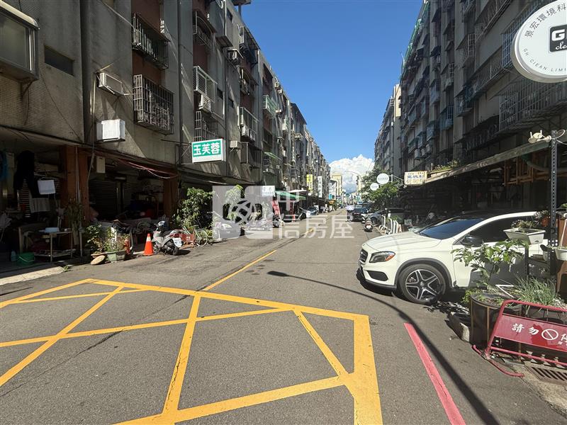 富台國宅邊間8米大面寬住店房屋室內格局與周邊環境