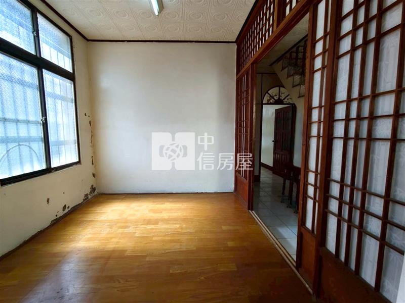 近公園邊間地坪大需整理RC車墅房屋室內格局與周邊環境
