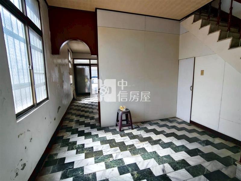 近公園邊間地坪大需整理RC車墅房屋室內格局與周邊環境