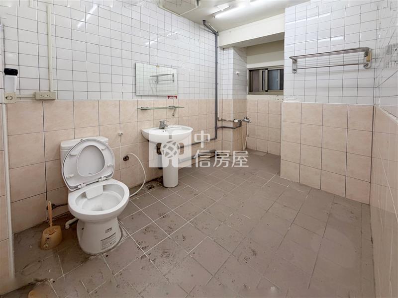 逢甲夜市正文華路透天店面房屋室內格局與周邊環境