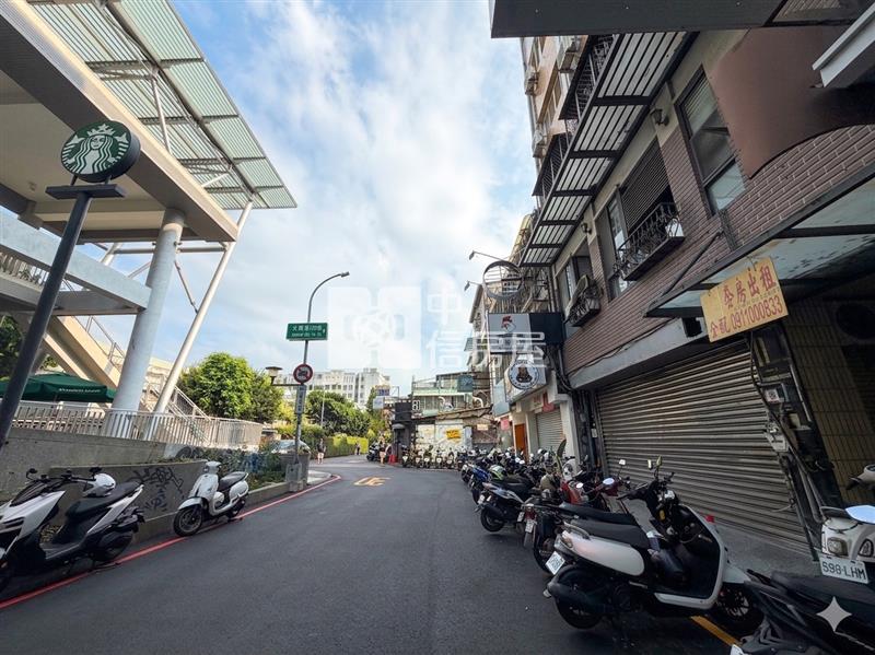 逢甲夜市正文華路透天店面房屋室內格局與周邊環境