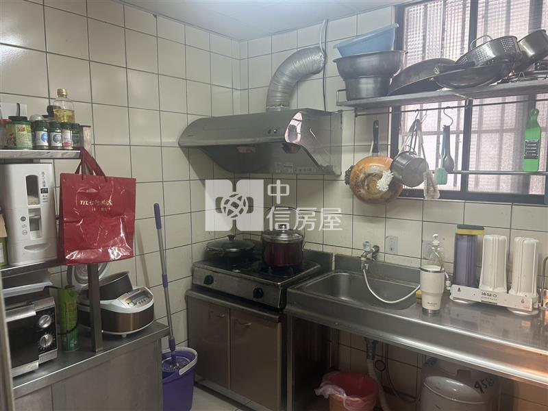 正體育園區黃金透天店面房屋室內格局與周邊環境