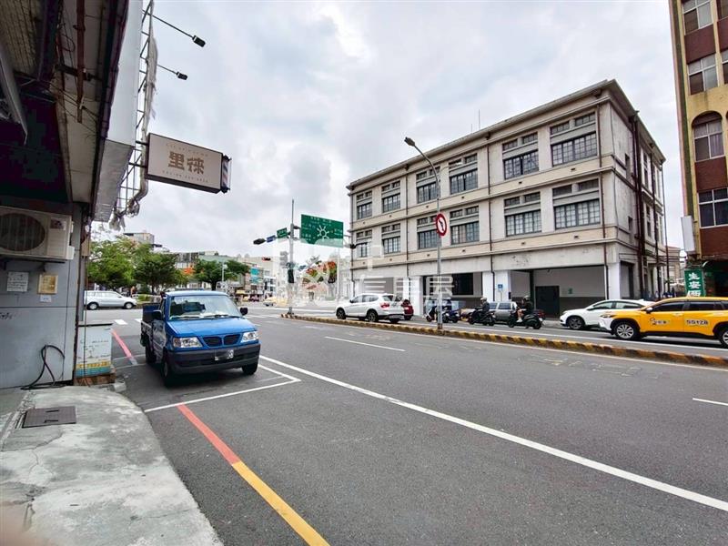 民生綠園旁大坪數三樓寓房屋室內格局與周邊環境