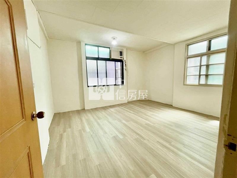 忠貞市場邊間美透天房屋室內格局與周邊環境