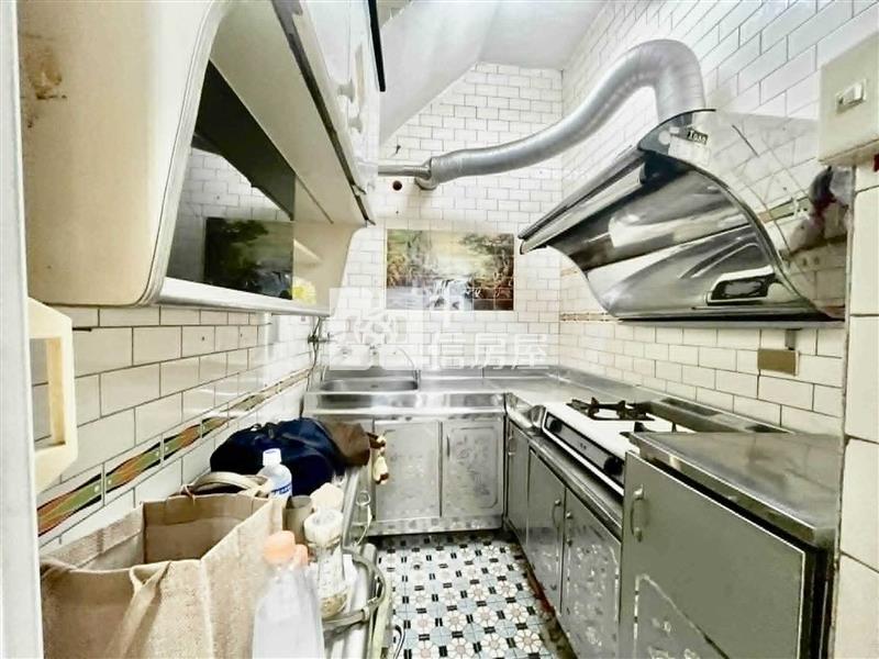 忠貞市場邊間美透天房屋室內格局與周邊環境
