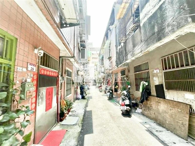 忠貞市場邊間美透天房屋室內格局與周邊環境