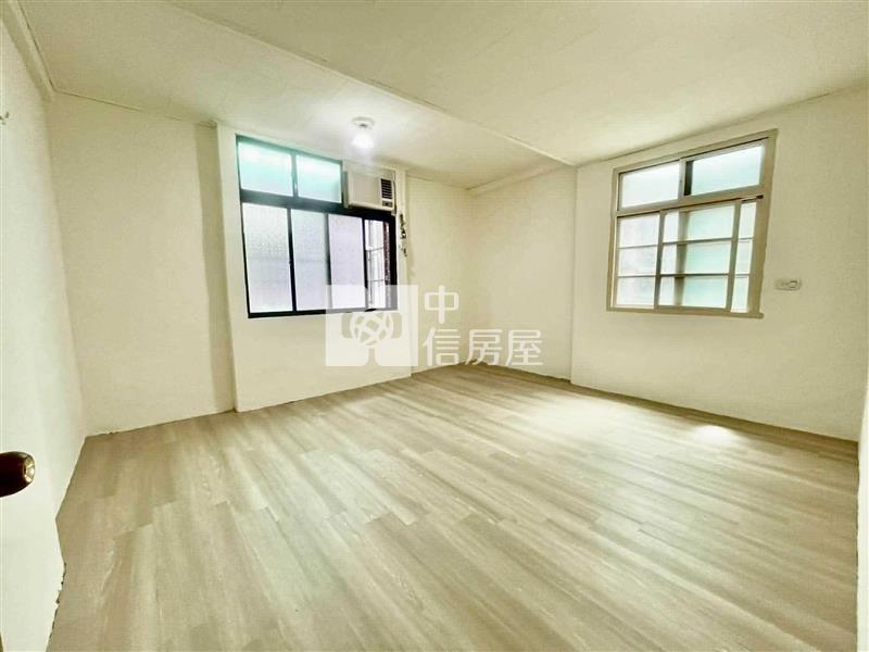 忠貞市場邊間美透天房屋室內格局與周邊環境