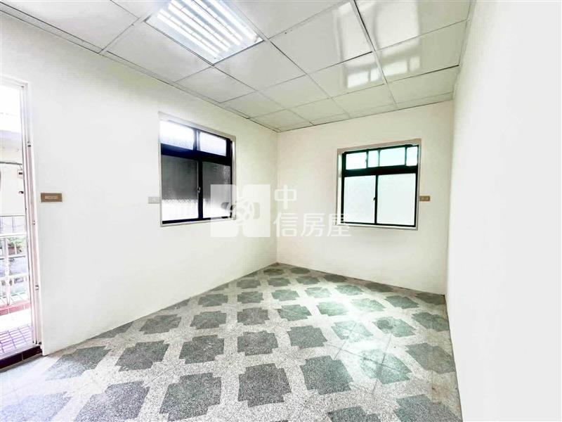 忠貞市場邊間美透天房屋室內格局與周邊環境