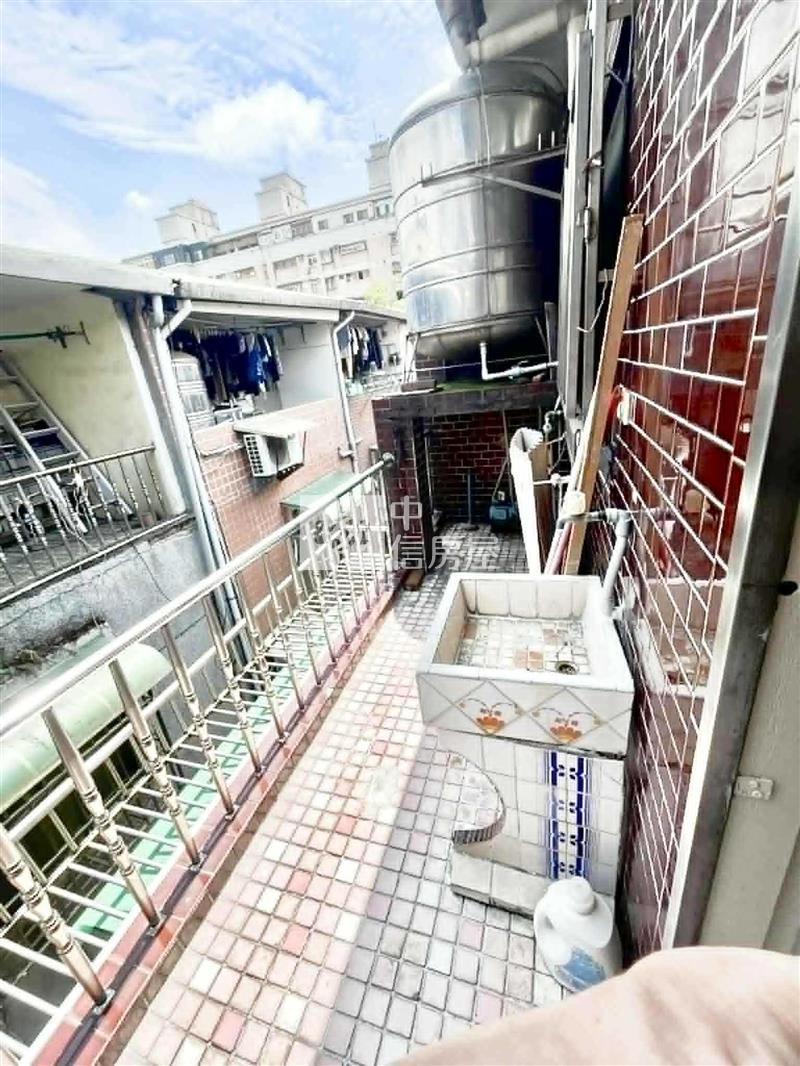 忠貞市場邊間美透天房屋室內格局與周邊環境