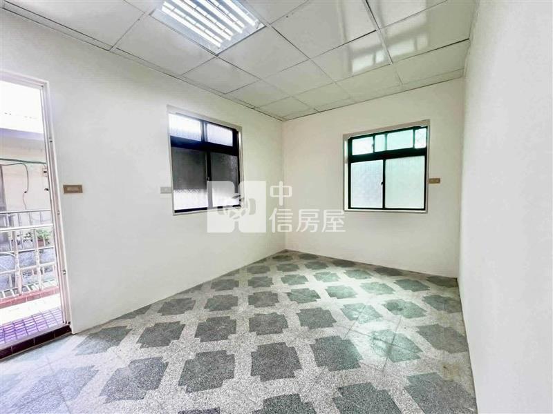 忠貞市場邊間美透天房屋室內格局與周邊環境