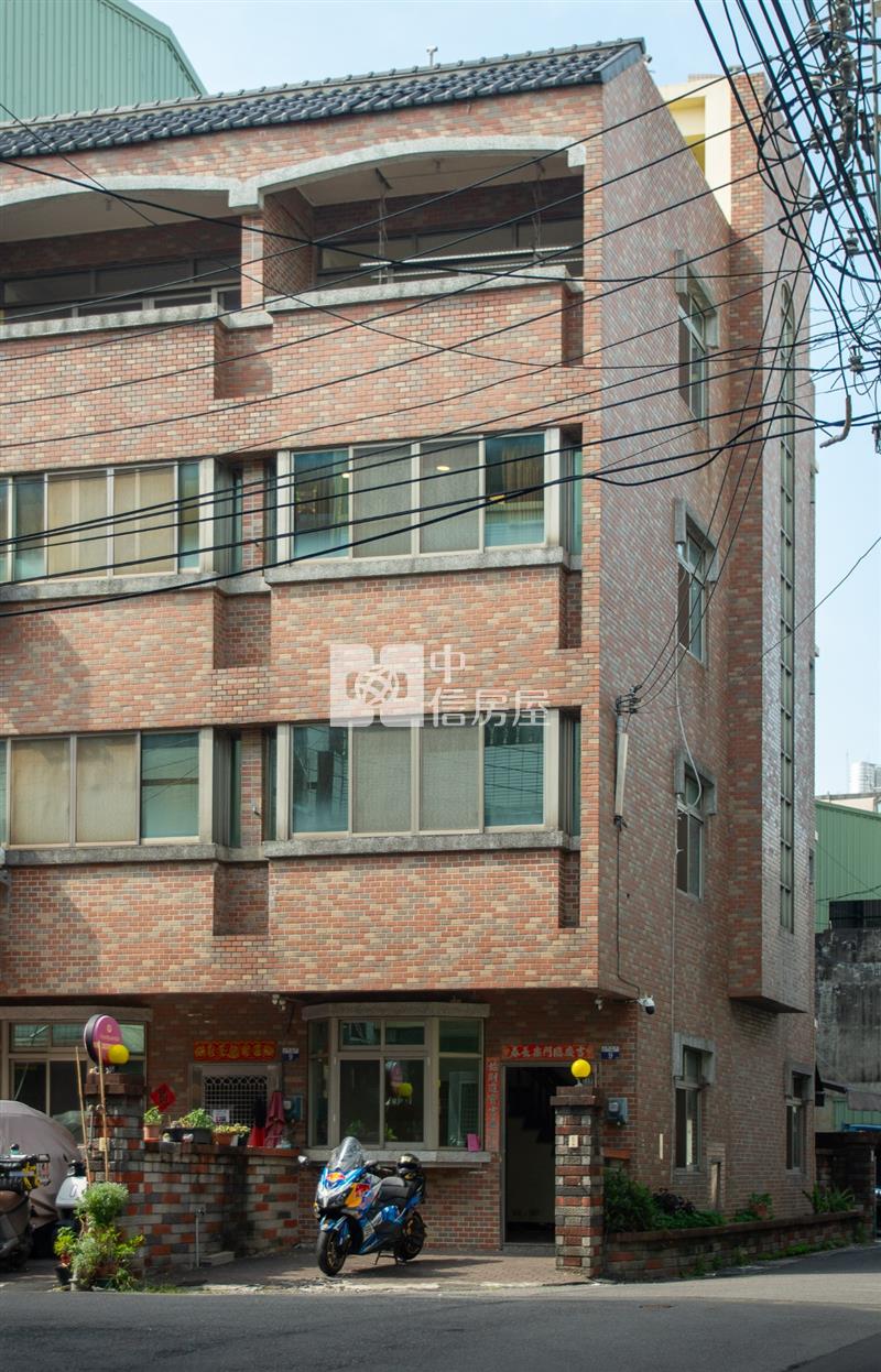 豐原邊間四樓透天6房靜巷方便停車房屋室內格局與周邊環境