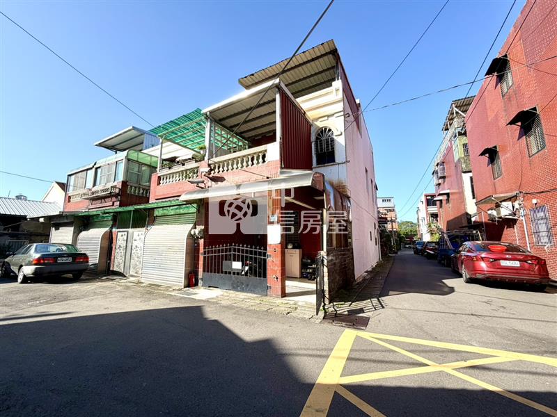 近龍岡大操場邊間透天房屋室內格局與周邊環境