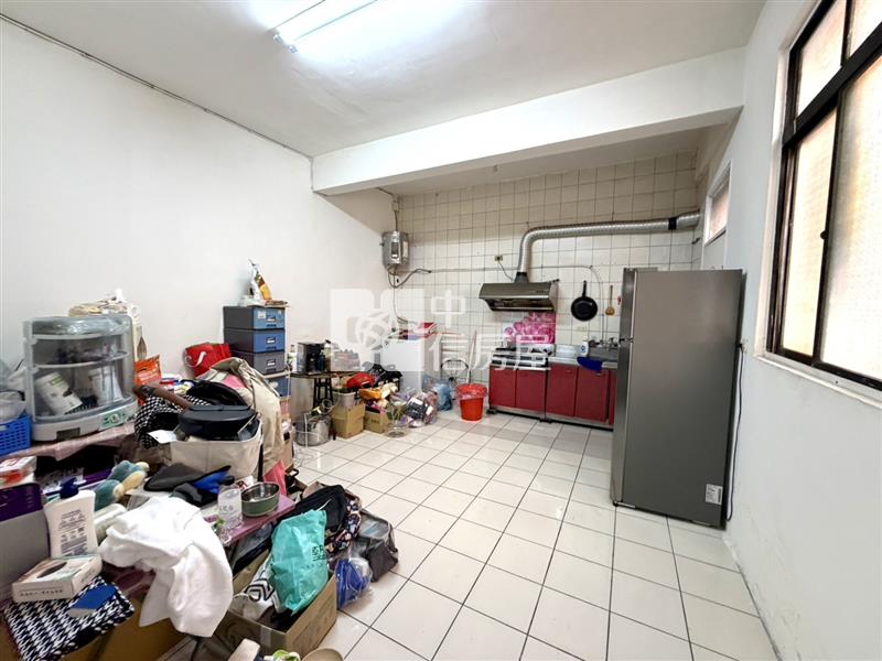 近龍岡大操場邊間透天房屋室內格局與周邊環境