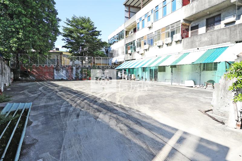 買地送屋/烏日乙工角間雙透天廠住房屋室內格局與周邊環境
