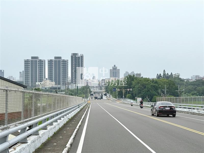 苗栗竹南🍎成家首選  低總價電梯3房車🍎近照南國中房屋室內格局與周邊環境