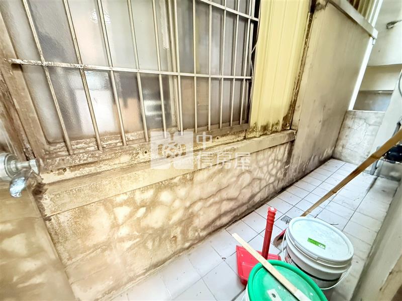 青年高中震後別墅房屋室內格局與周邊環境