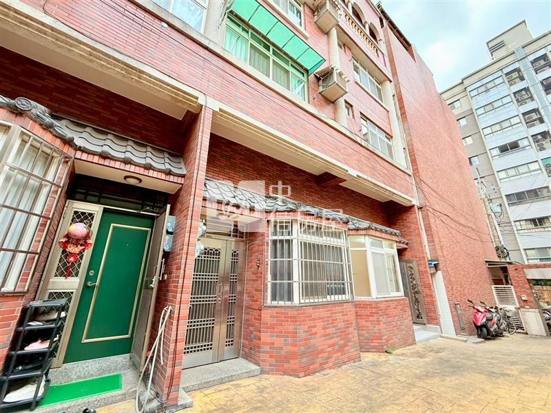 青年高中震後別墅房屋室內格局與周邊環境