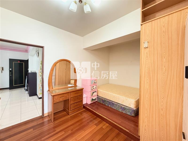 水湳陳平國小全國天第四房機上車位房屋室內格局與周邊環境
