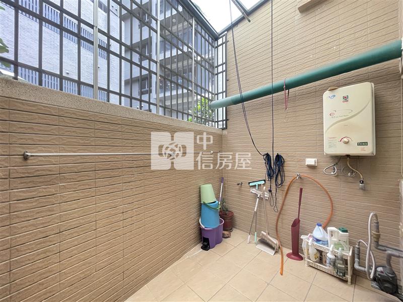 北屯輕屋齡雙車透天房屋室內格局與周邊環境