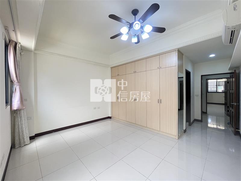北屯輕屋齡雙車透天房屋室內格局與周邊環境