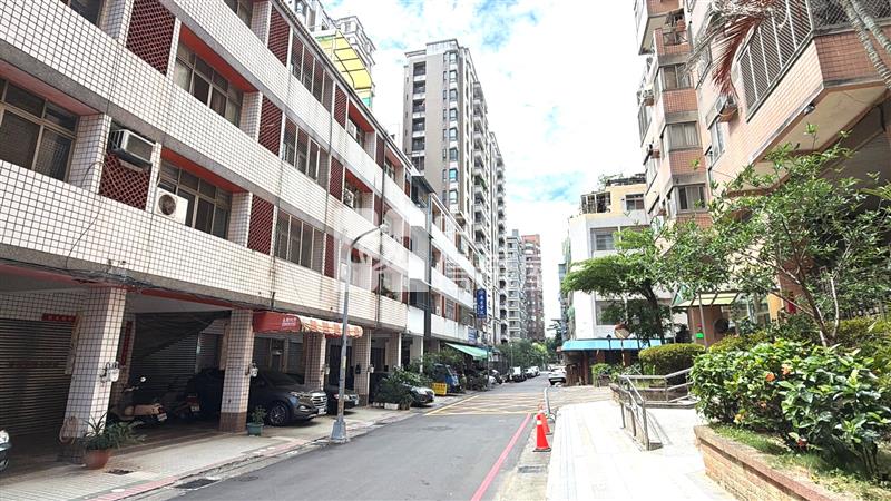 中科世貿臨路透天房屋室內格局與周邊環境