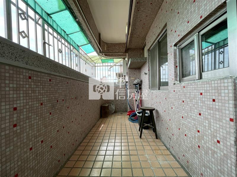 嶺東精科凱薩風景園邸高樓層大三房機上休旅車衛房屋室內格局與周邊環境