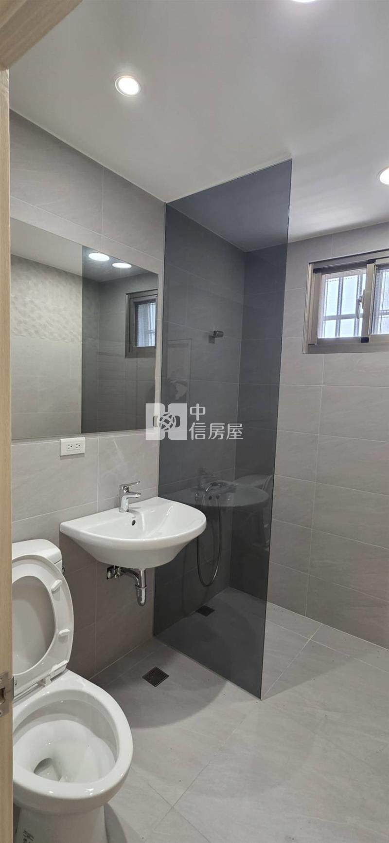 近金陵路整新美透天房屋室內格局與周邊環境