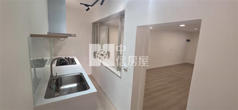 近金陵路整新美透天房屋室內格局與周邊環境