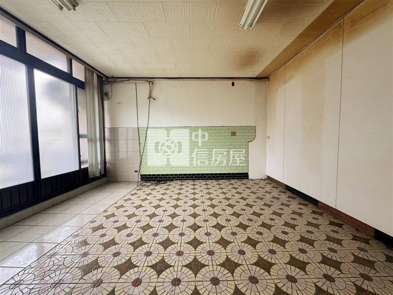 近過嶺重劃區超大地坪透天-土地54坪房屋室內格局與周邊環境