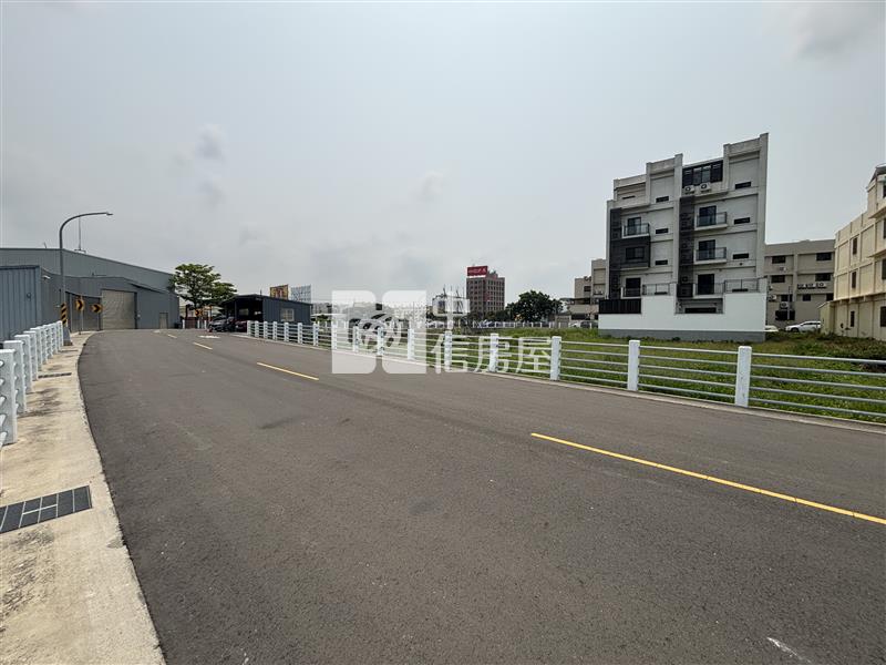 清水重劃區大面寬住四建地房屋室內格局與周邊環境